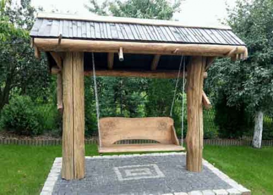 Huśtawka w rustykalnym stylu - niepowtarzalny akcent w ogrodzie